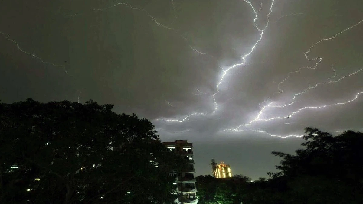 मौसम अलर्ट: दिल्ली-UP में झमाझम बारिश, बंगाल और उत्तराखंड सहित कई राज्यों में आंधी-तूफान की चेतावनी।