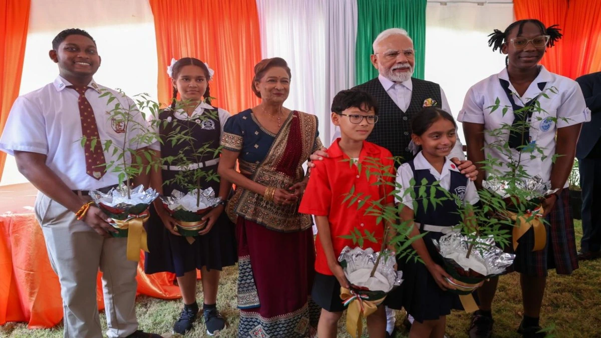 PM Modi और Trinidad की Prime Minister ने Port of Spain में पौधा लगाया, ‘Ek Ped Maa Ke Naam’ Campaign को दिया बढ़ावा — Bilateral Ties में मजबूती और Environment के लिए साझा संकल्प
